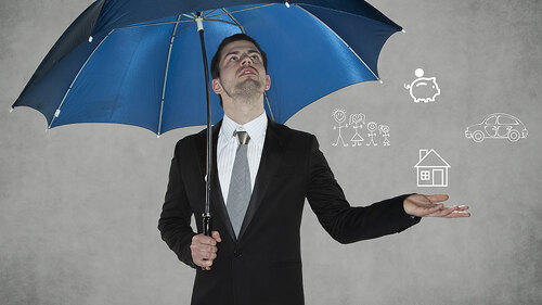 mann-regenschirm-blau-61616698-FO-nyanza