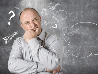 mann-schaut-skeptisch-grau-58336657-FO-Stefan-Koerber