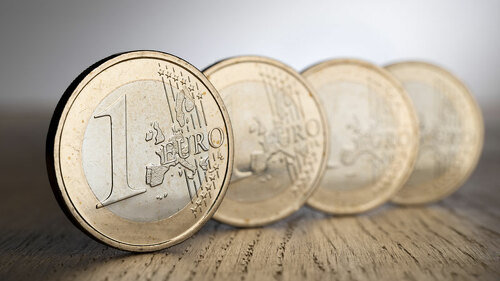 ein-euro-stuecke-nebeneinander-96708000-FO-Wolfgang-Zwanzger
