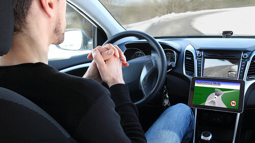 auto-faehrt-ohne-fahrer-77835007-FO-RioPatuca-Images