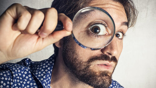 mann-mit-lupe-98329530-FO-hppd