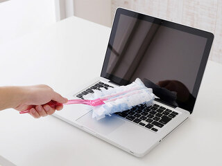 Hand-staubt-Laptop-ab-103824017-FO-akoji