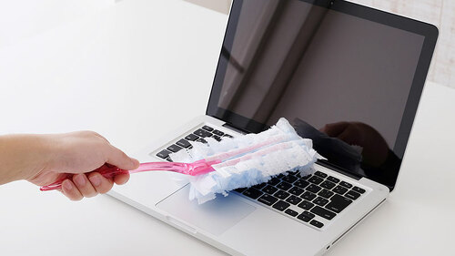 Hand-staubt-Laptop-ab-103824017-FO-akoji