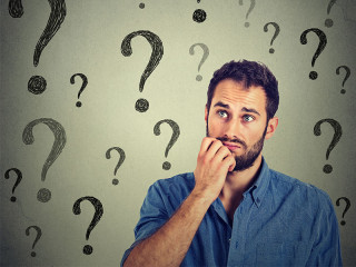 mann-beißt-auf-die-finger-fragezeichen-96201309-FO-pathoc