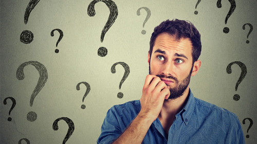 mann-beißt-auf-die-finger-fragezeichen-96201309-FO-pathoc