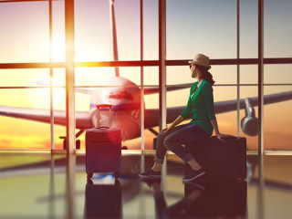 frau-airport-terminal-flugzeug-koffer-106939898-FO-Konstantin-Yuganov