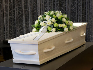 weißer-sarg-101206075-FO-Robert Hoetink