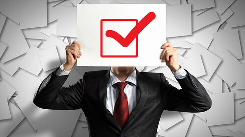 mann-mit-wahlzettel-vor-kopf-50450764-FO-Sergey-Nivens