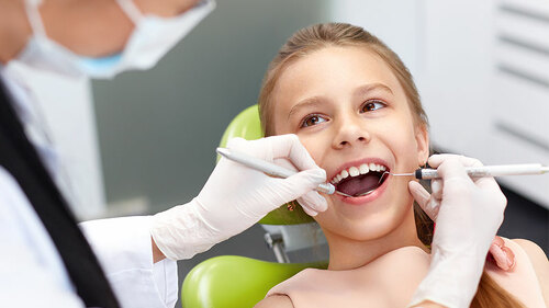Maedchen-bei-Zahnarzt-86929313-FO-puhhha