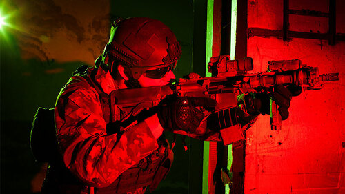 soldat-mit-waffe-70389896-FO-romanruzicka