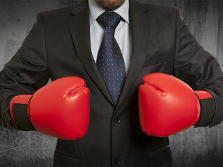 anzugtraeger-mit-boxhanschuhen-104042615-FO-Andrey-Burmakin