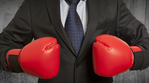 anzugtraeger-mit-boxhanschuhen-104042615-FO-Andrey-Burmakin