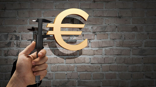 Hand-Euro-Rechenscheiber-74811047-FO-Sergey-Nivens