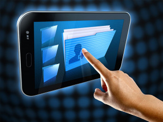 finger-tippt-auf-file-tablet-67646508-FO-flydragon