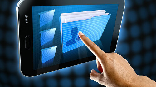 finger-tippt-auf-file-tablet-67646508-FO-flydragon