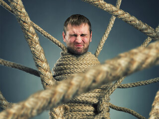 mann-gefesselt-seile-53762264-FO-Normad-Soul