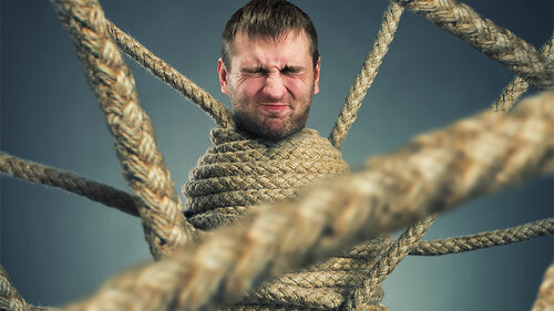 mann-gefesselt-seile-53762264-FO-Normad-Soul