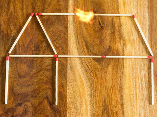 streichholz-haus-brennt-ab-72069816-FO-fotos4u