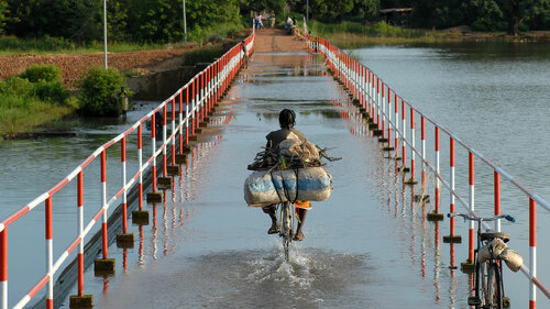 junge-auf-rad-flut-27409350-FO-africa