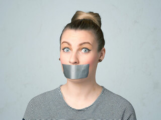 frau-klebeband-auf-mund-97905294-FO-ra2-studio