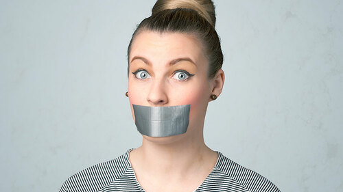 frau-klebeband-auf-mund-97905294-FO-ra2-studio