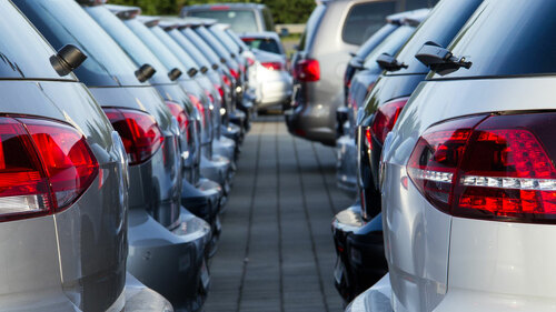 autos-in-reihe-parkplatz-66676559-FO-Sven-Krautwald