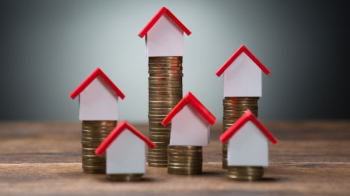 haeuser-auf-muenzen-hoch-niedrig-102564111-FO-Andrey-Popov