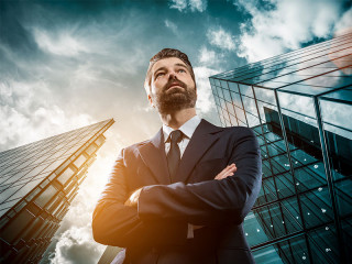 Anzugtraeger-vor-Buerogebaeude-77612208-FO-davis