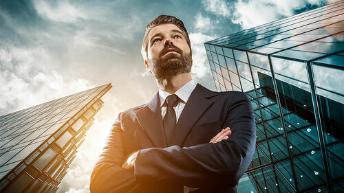 Anzugtraeger-vor-Buerogebaeude-77612208-FO-davis