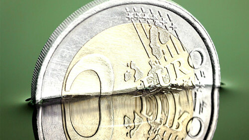 Zwei-Euro-Muenze-versinkt-89975322-FO-Jamrooferpix