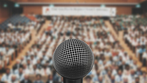 mikrofon-buehne-publikum-87926765-ALDECAstudio