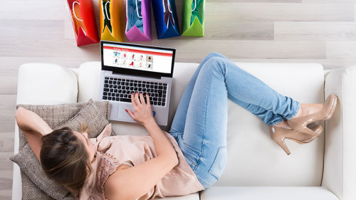 Frau-Sofa-Online-Shopping-101959977-FO-Andrey-Popov