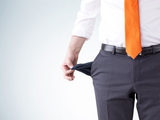 Mann-Hose-leere-Taschen-103864967-FO-denisismagilov