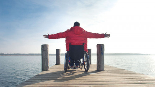 rollstuhlfahrer-reißt-happy-arme-hoch-74519275-FO-Jenny-Sturm