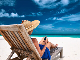 frau-liegestuhl-strand-handy-79745778-FO-haveseen