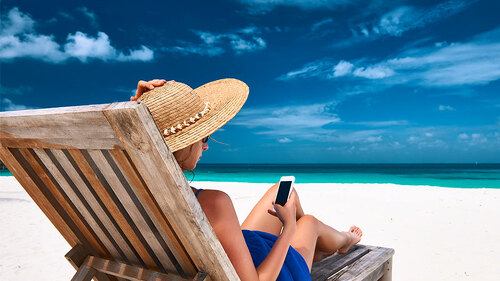 frau-liegestuhl-strand-handy-79745778-FO-haveseen