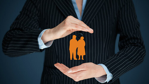 Anzugtraegerin-altes-Paar-in-Haenden-86791235-FO-Jakub-Jirsák