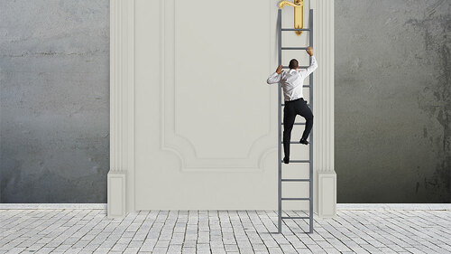 Anzugtraeger-auf-leiter-zu-Tuerknauf-54077497-FO-alphaspirit