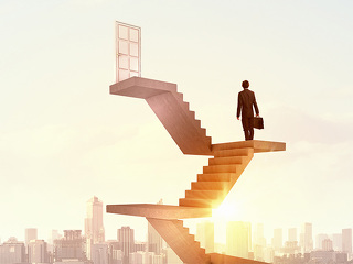 Anzugtraeger-auf-Treppe-zu-Himmelspforte-87471298-FO-Sergey-Nivens