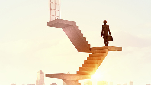 Anzugtraeger-auf-Treppe-zu-Himmelspforte-87471298-FO-Sergey-Nivens