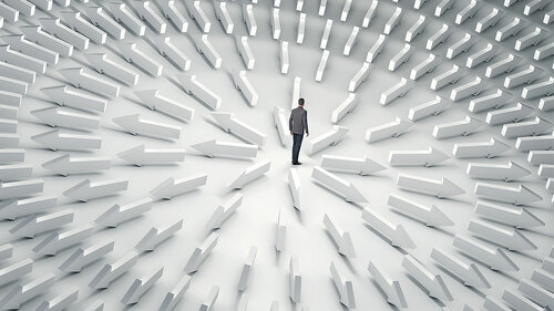 Anzugtraeger-umgeben-von-Pfeilen-64823836-FO-kantver