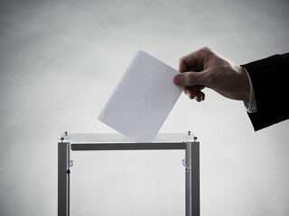 Wahlurne-Hand-Zettel-104446725-FO-Andrey-Popov