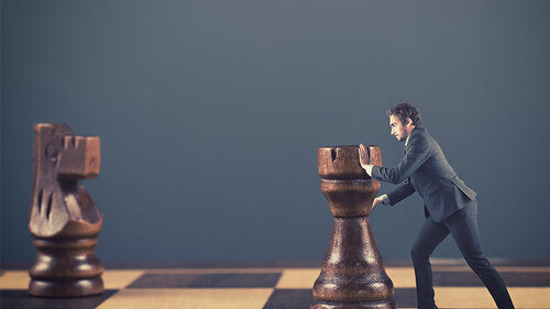 Anzugtraeger-schiebt-Schachturm-96482986-FO-allvision