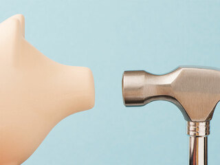 Sparschwein-Auge-inAuge-mit-Hammer-97118018-FO-larshallstrom