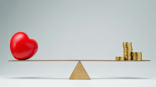 Herz-und-Geld-auf-Waage-66654084-FO-pogonici