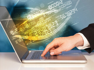 Hand-auf-Laptop-92691860-FO-ra2-studio