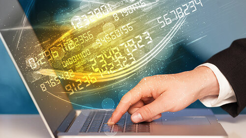 Hand-auf-Laptop-92691860-FO-ra2-studio