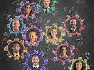 Koepfe-in-Zahnraedern-76465522-FO-alphaspirit