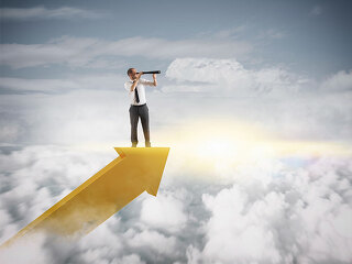 Mann-mit-Fernrohr-auf-Pfeil-106764584-FO-alphaspirit