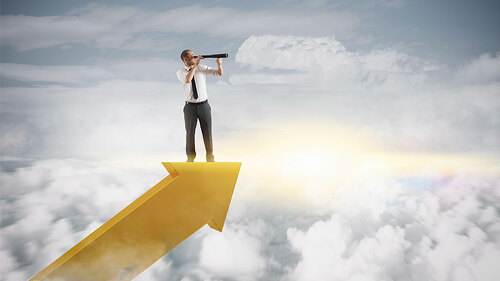 Mann-mit-Fernrohr-auf-Pfeil-106764584-FO-alphaspirit